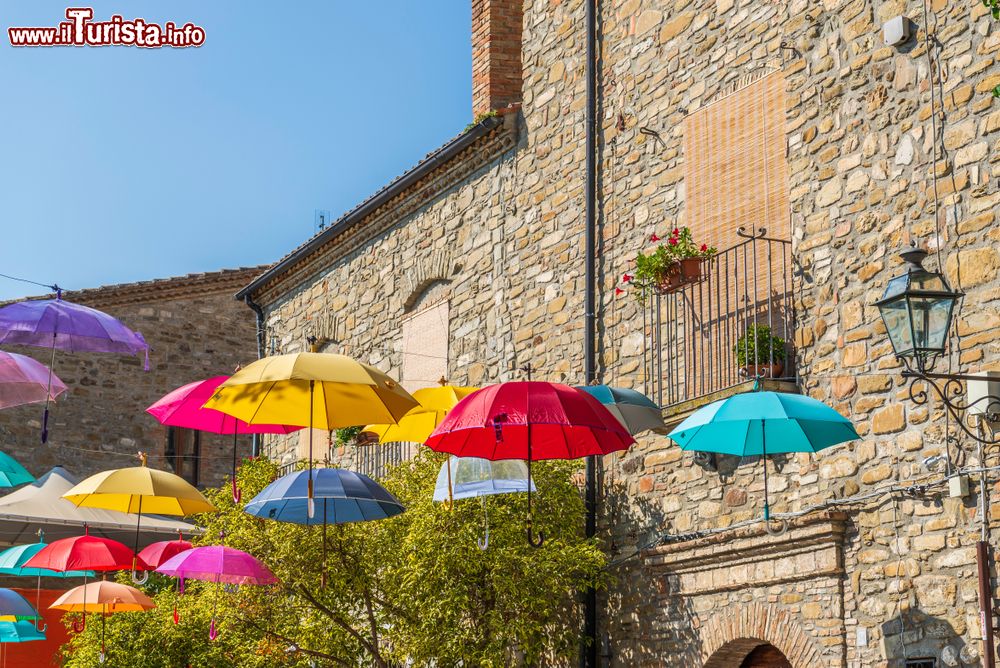 Immagine Una graziosa installazione decorativa a Guardia Perticara, Basilicata: il centro impreziosito con ombrelli colorati.