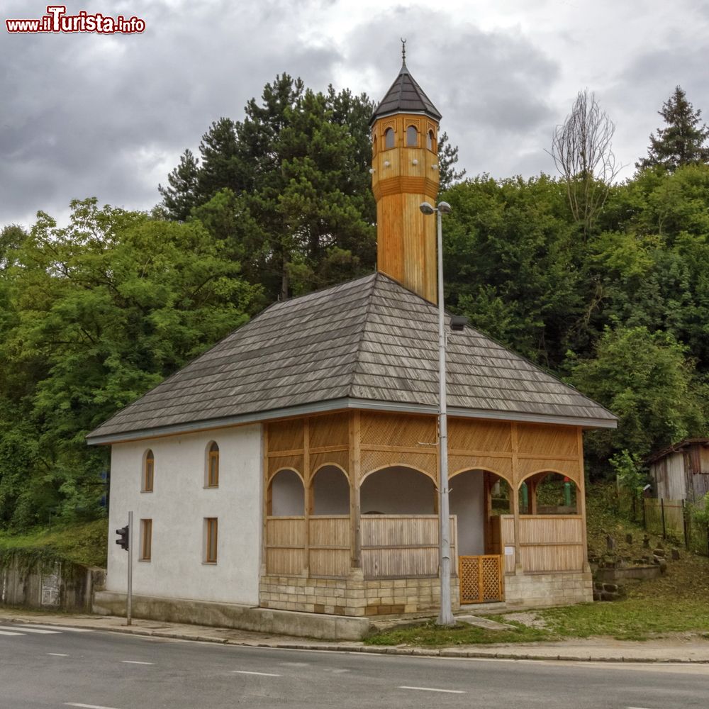 Immagine Una graziosa moschea in legno a Jajce, Bosnia e Erzegovina.