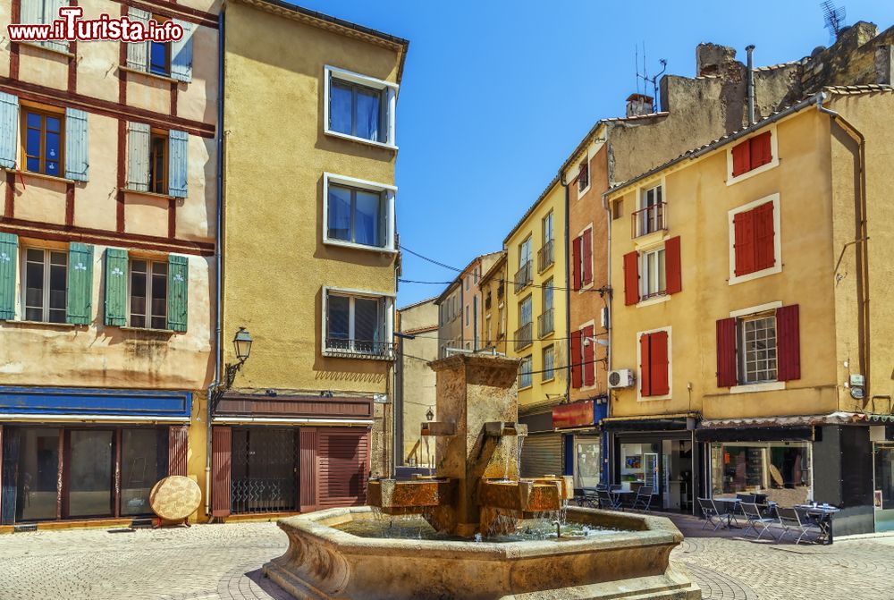 Immagine Una graziosa piazzetta con fontana nel centro storico di Narbona, Francia.