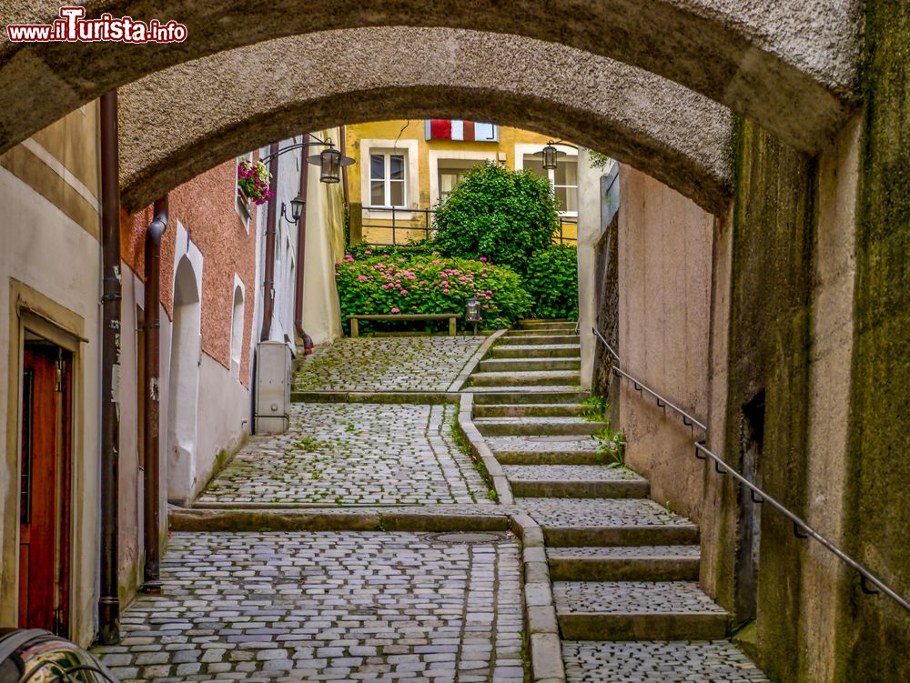 Immagine Una graziosa scalinata laterale lungo una via del centro storico di Passau, Germania.