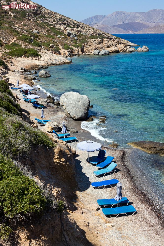 Immagine Una graziosa spiaggia sull'isola di Telendos (grecia) fotografata dall'alto con lettini e ombrelloni.