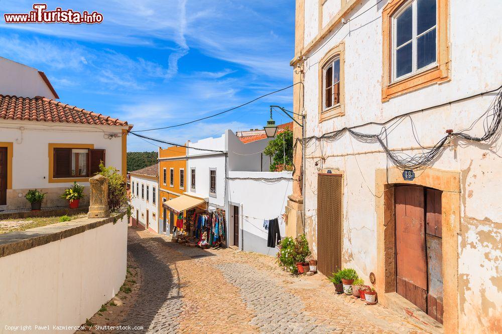 Immagine Una graziosa stradina nella città vecchia di Silves, Portogallo. Ad affacciarsi su questa via dalla pavimentazione acciottolata sono boutique e case tradizionali - © Pawel Kazmierczak / Shutterstock.com