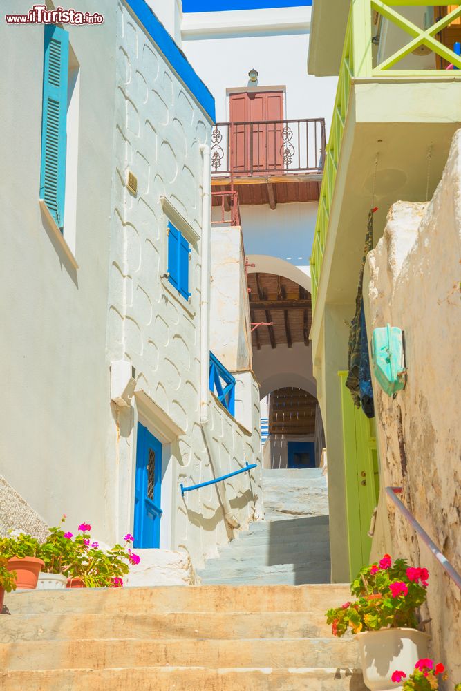 Immagine Una graziosa veduta del villaggio di Ermopoli in estate, isola di Syros (Grecia). Le case sono abbellite con dettagli color pastello.