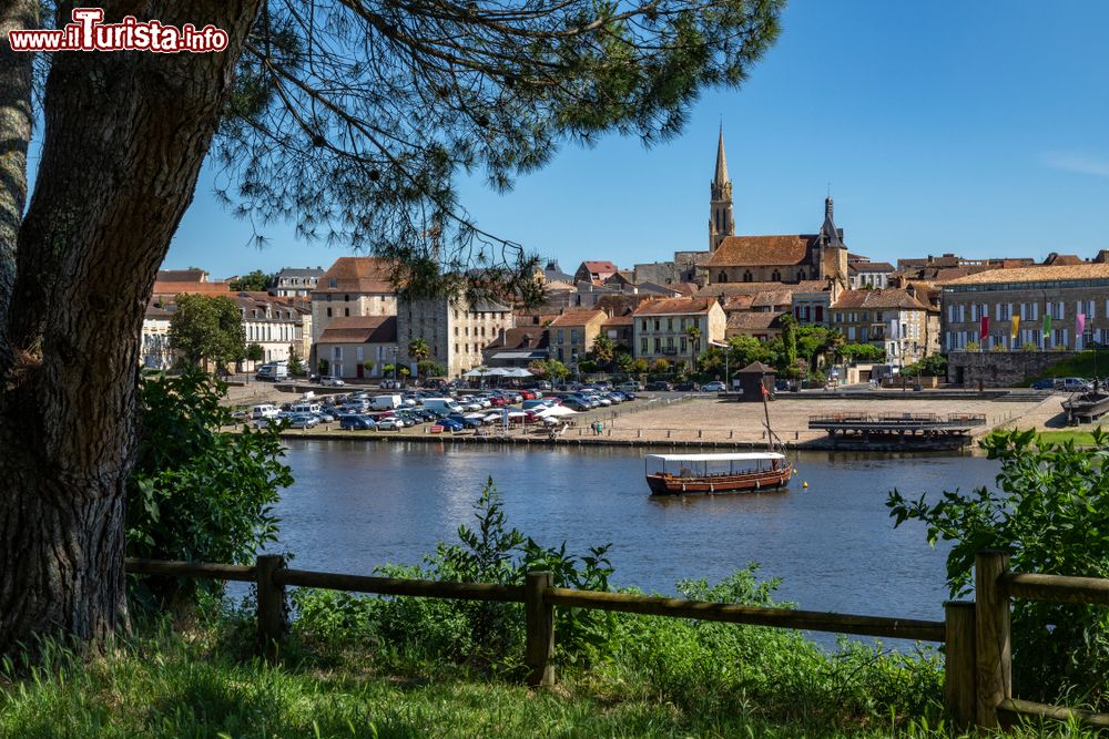 Immagine Una graziosa veduta della cittadina di Bergerac, Francia, con il fiume Dordogna.