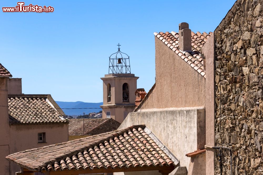 Immagine Una graziosa veduta sui tetti di Sainte-Maxime, Francia, affacciata sul golfo di Saint-Tropez.