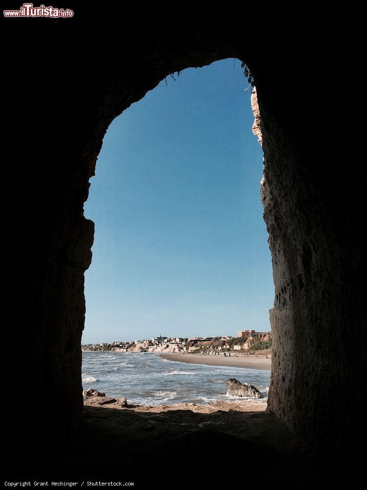 Immagine Una grotta lungo la costa di Anzio nel Lazio - © Grant Hechinger / Shutterstock.com