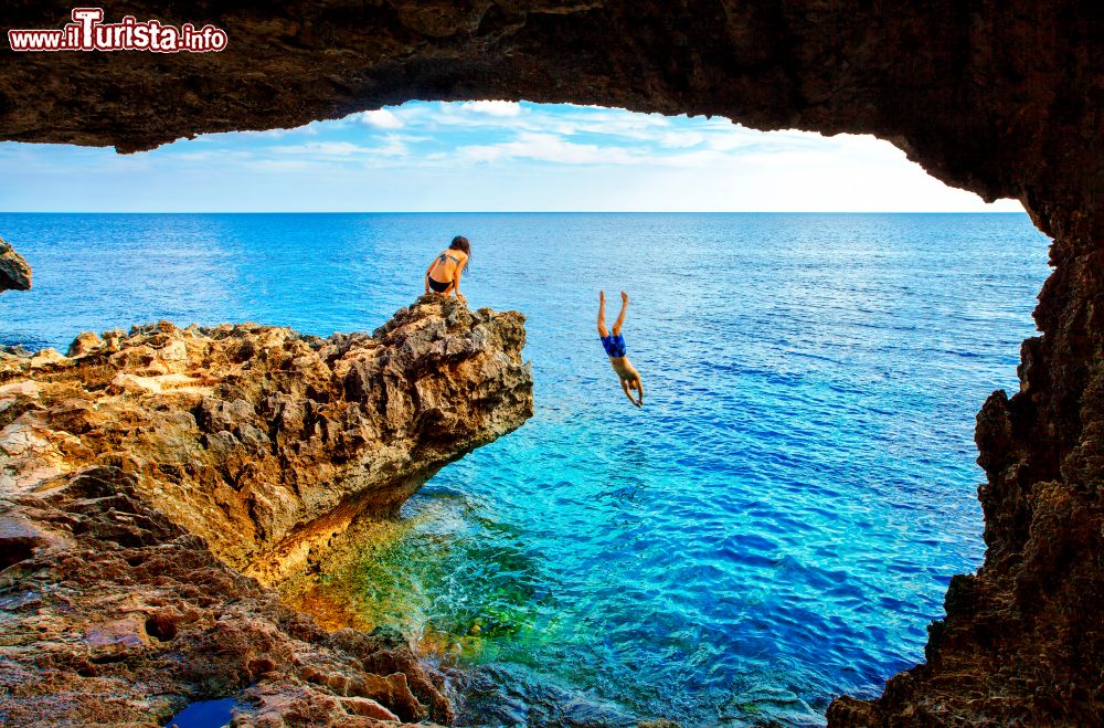 Immagine Una grotta nei pressi di Cape Greco a Ayia Napa, Protaras, isola di Cipro. Questo parco naturale protetto si può esplorare con una barca. Il Mediterraneo è limpido e trasparente.