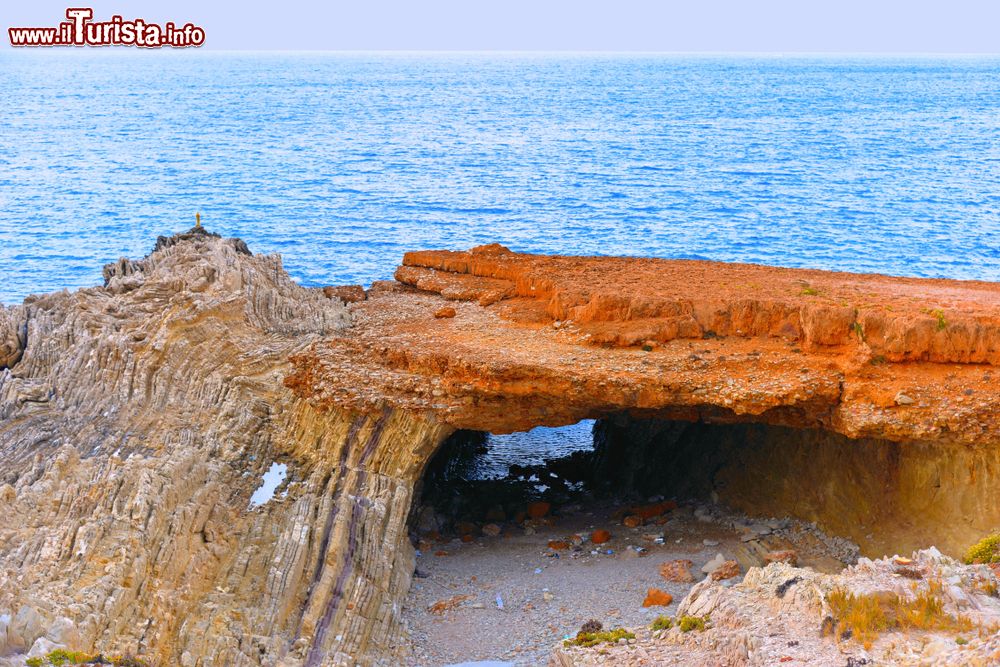 Immagine Una grotta tra le rocce rosse della costa di Terrasini, ad ovest di Palermo