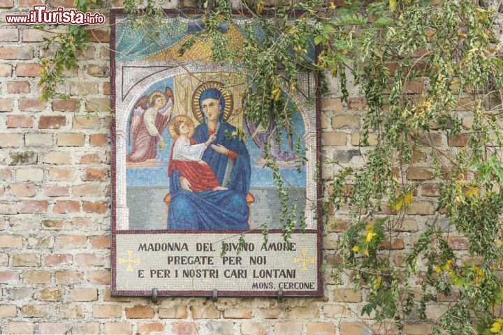 Immagine Una icona a mosaico nel centro di Pacentro - © Vincenzo Iacovoni / Shutterstock.com