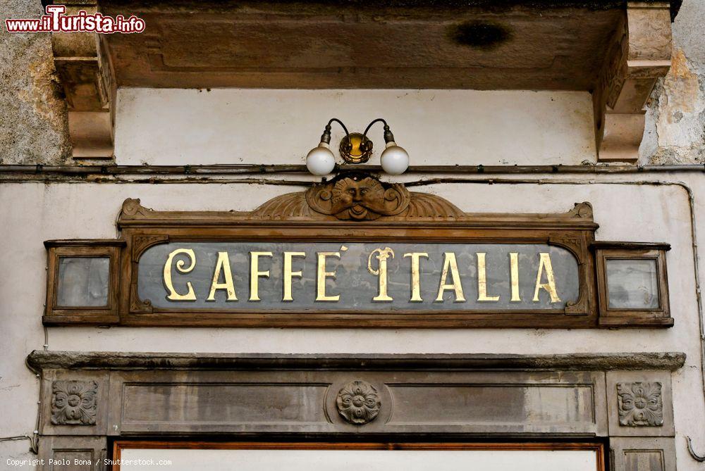 Immagine Una insegna "vintage" di un bar nel centro di Voltaggio in Piemonte - © Paolo Bona / Shutterstock.com