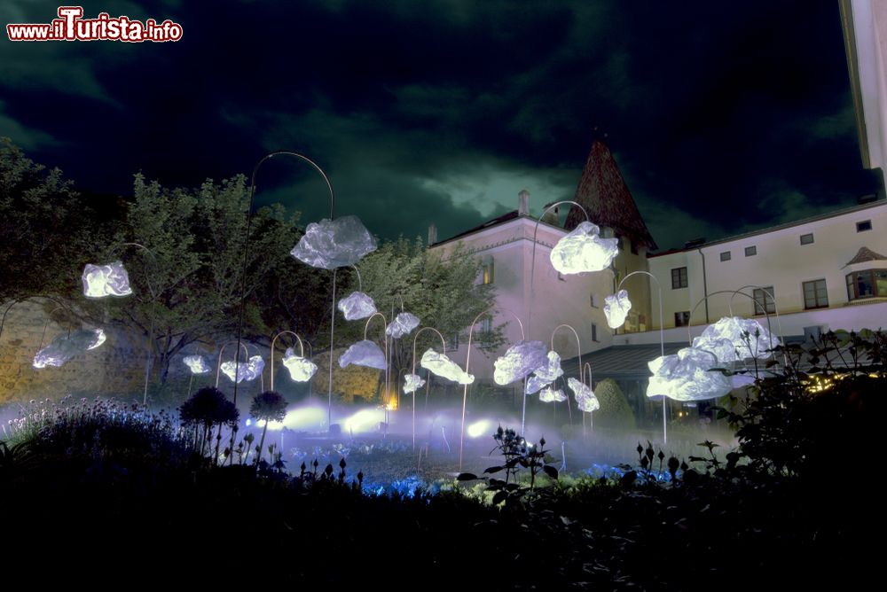 Immagine Una installazione del Water Light Festival di Bressanone che si svolge in primavera
