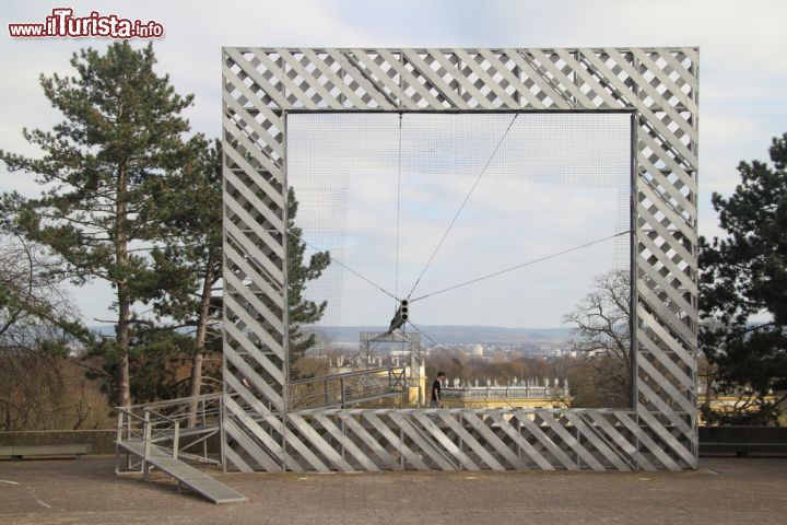 Immagine Un'attrazione di dOCUMENTA nella città di Kassel, Germania - Una singolare installazione allestita in occasione della mostra quinquennale dOCUMENTA, importante manifestazione internazionale d'arte contemporanea che si tiene in questa città dell'Assia settentrionale. Assieme alla Biennale di Venezia, è considerata fra le rassegne più prestigiose al mondo per descrivere il panorama delle nuove tendenze artistiche © hadot 760 / Shutterstock.com