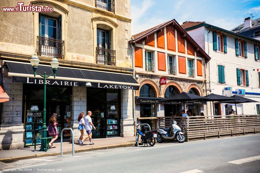 Immagine Una libreria e un caffé lungo una stradina del centro di Saint-Jean-de-Luz (Francia) - © Sun_Shine / Shutterstock.com