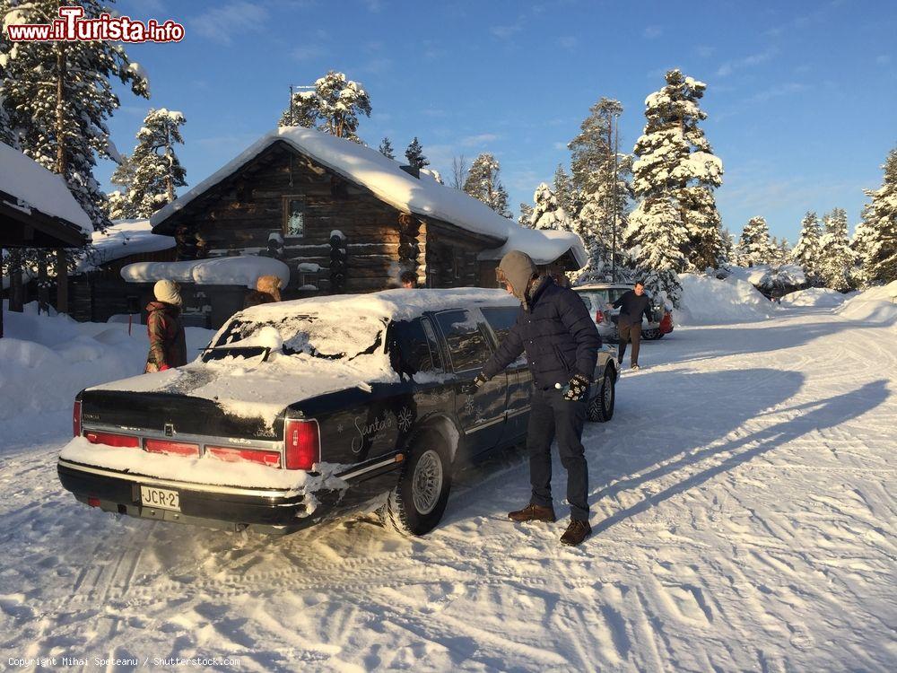 Immagine Una limousine pronta a trasportare turisti durante l'inverno a Saariselka, Finlandia - © Mihai Speteanu / Shutterstock.com