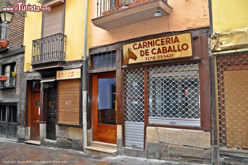 Immagine Una macelleria equina in una via di Vitoria Gasteiz, Spagna - © Alina Bratosin / Shutterstock.com