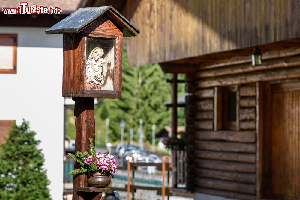 Immagine Una Madonna tra le strade del borgo di Sauris in Friuli