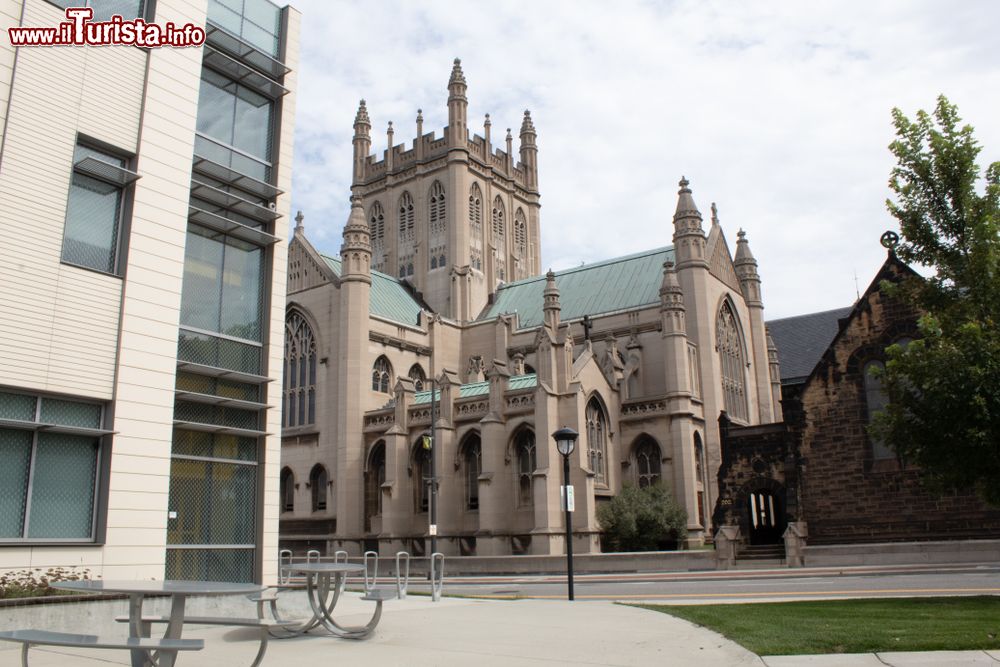 Immagine Una maestosa chiesa con guglie nel centro storico di Cleveland, Ohio, USA.