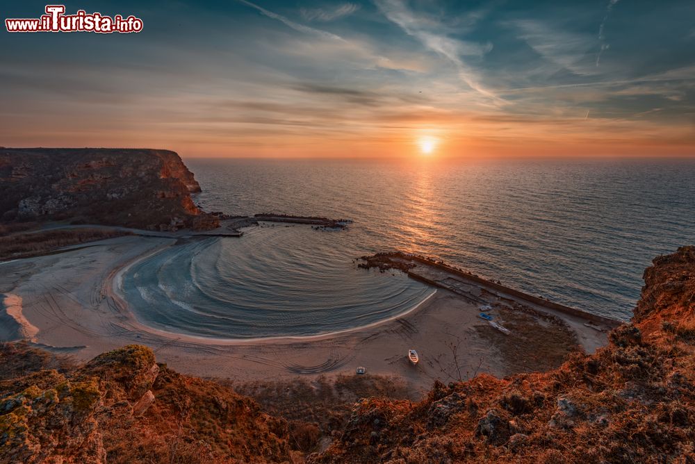 Immagine Una magnifica alba invernale a Bolata Bay, provincia di Varna, Bulgaria. Si tratta di una piccola insenatura situata nella costa settentrionale bulgara del Mar Nero.