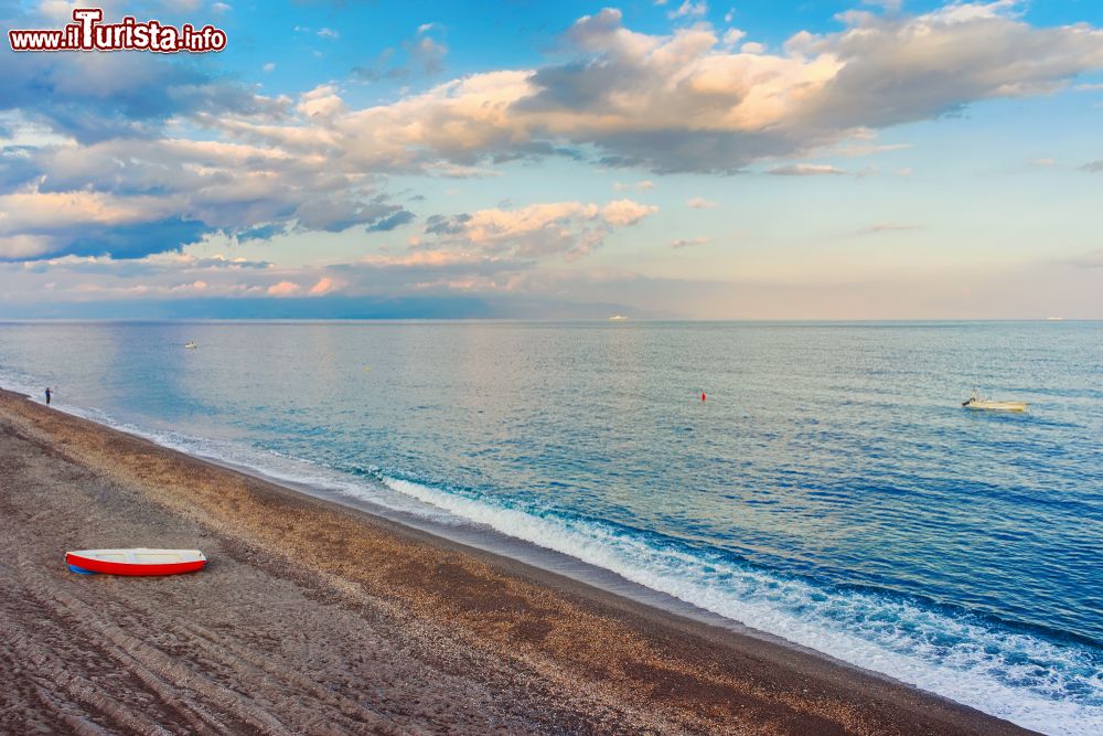 Immagine Una magnifica alba sulla spiaggia di Santa Teresa di Riva in Sicilia