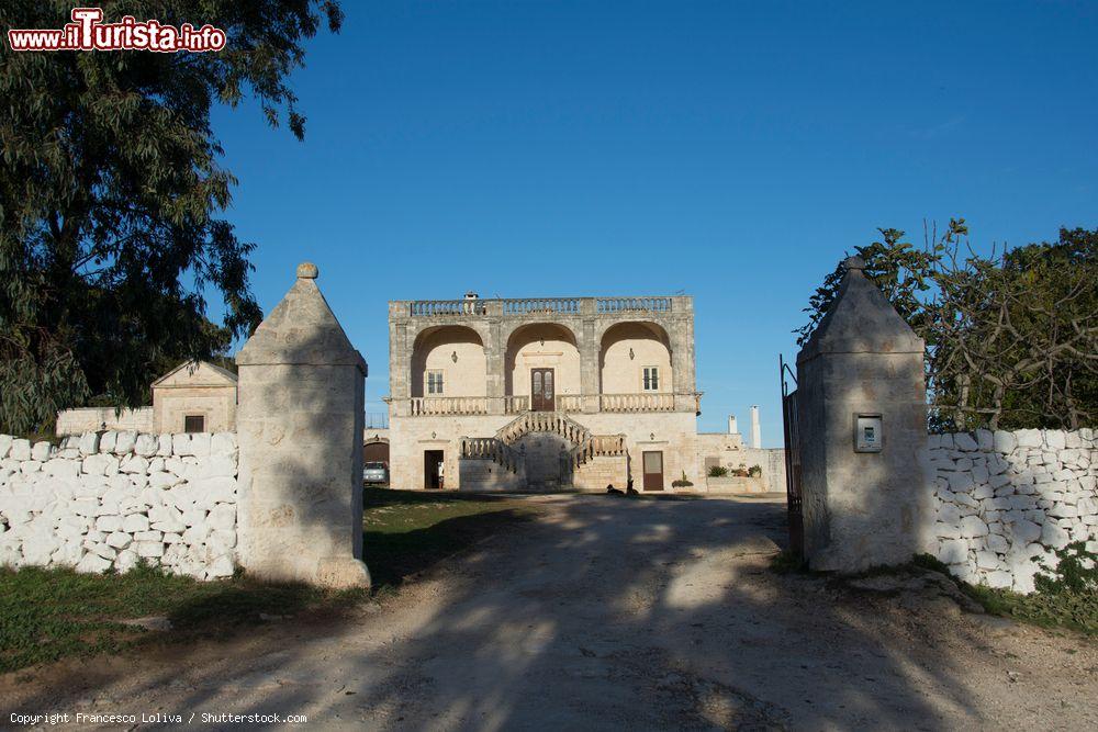 Immagine Una masseria fortificata a Cisternino in Puglia, vicino alla zona dei trulli - © Francesco Loliva / Shutterstock.com