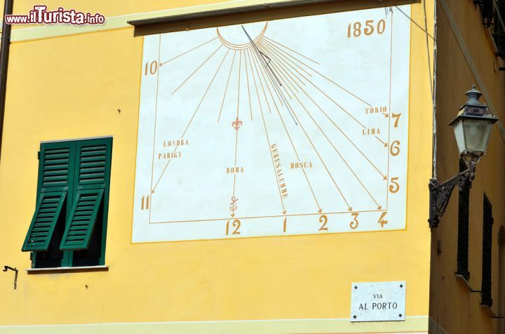 Immagine La meridiana di Camogli: un bene culturale da preservare - la meridiana di Camogli fu realizzata nel 1850 e fu di grande importanza per la storia navale del borgo. Questo bellissimo orologio solare è considerato uno dei più importanti beni architettonici e culturali del patrimonio di Camogli, ragion per cui è stato sottoposto di recente ad un accurato restauro.  - © maudanros / Shutterstock.com