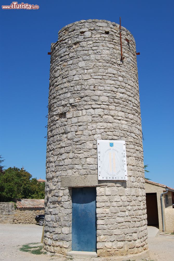 Immagine Una meridiana su una torretta nel borgo di Rennes-le-Chateau, Francia.