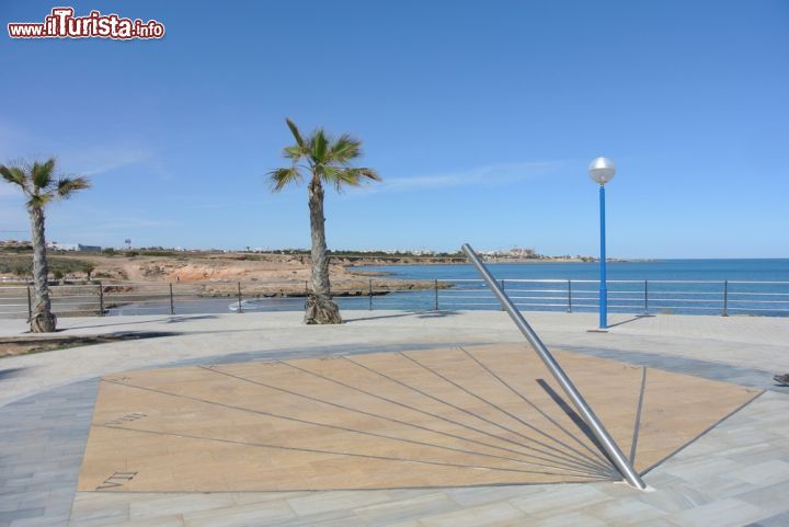 Immagine Una meridiana sul lungomare di Orihuela, Spagna. Da qui il panorama che si può ammirare sul Mediterraneo che lambisce le coste della città è davvero suggestivo - © Free Wind 2014 / Shutterstock.com
  -