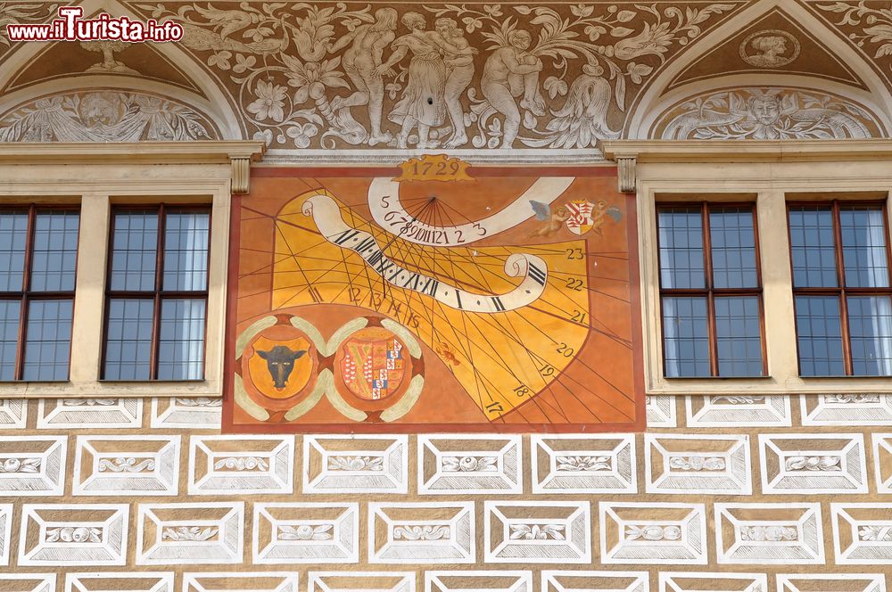 Immagine Una meridiana sulla facciata del castello di Litomysl, Repubblica Ceca. Questa bella costruzione rinascimentale fa parte dei patrimoni dell'Umanità dell'Unesco dal 1999.