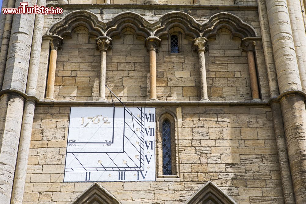Immagine Una meridiana sulla facciata della cattedrale di Peterborough, Regno Unito. L'edificio religioso è dedicato a San Pietro, San Paolo e Sant'Andrea.