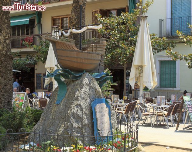 Immagine Una mini nave su piedistallo in una stradina del centro di Calella, Costa Brava, Spagna - © Valentyn1961