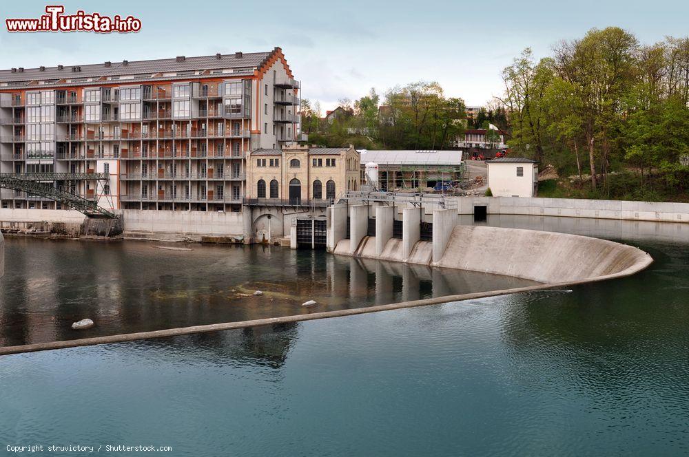 Immagine Una moderna centrale idroelettrica sul fiume Iller a Kempten, Germania - © struvictory / Shutterstock.com
