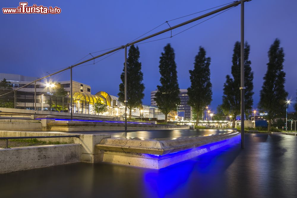 Immagine Una moderna fontana illuminata di notte nel centro cittadino di Zoetermeer, Olanda.