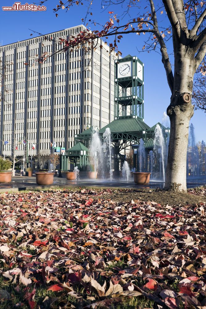Immagine Una moderna torre dell'orologio fotografata a Memphis in autunno, Tennessee.