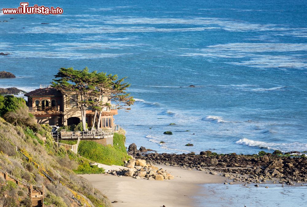 Immagine Una moderna villa affacciata sull'oceano a Malibu, California, USA. Sono molte le stelle dello spettacolo e del cinema che vivono in questa città a ovest della contea di Los Angeles.