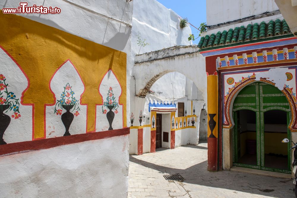 Immagine Una moschea a Tetouan in Marocco, vista dell'ingresso.