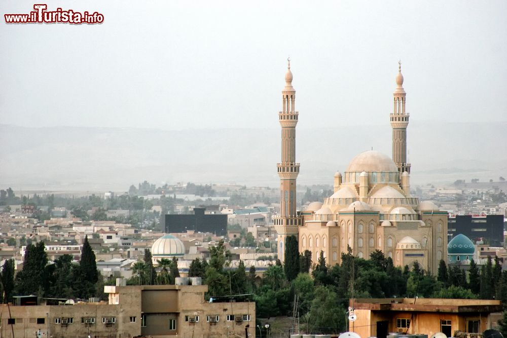 Immagine Una Moschea ad Erbil (Arbil) in Iraq. La città è famosa per la sua cultura aperta a differenti credi e religioni
