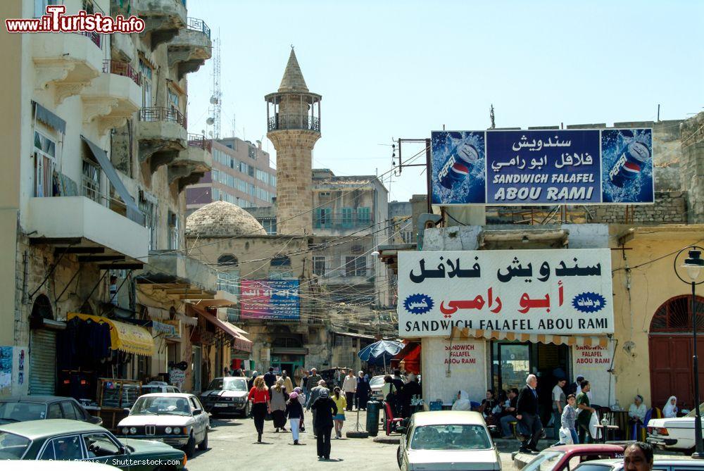 Immagine Una moschea nella città di Sidone, Libano. Gente cammina per la strada mentre altra siede nel dehors di un tipico bar - © David Dennis / Shutterstock.com