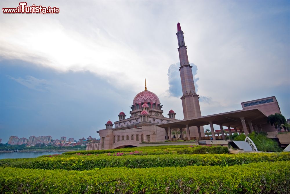 Immagine Una moschea nello stato di Selangor, Malesia, con le cupole color rosa.