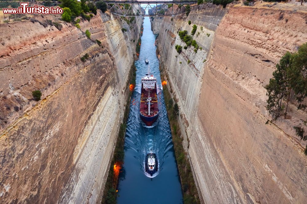 Immagine Una nave attraversa il canale di Corinto, Grecia, al tramonto. Collega l'omonimo golfo con il mar Egeo tagliando in due l'istmo che li separa.