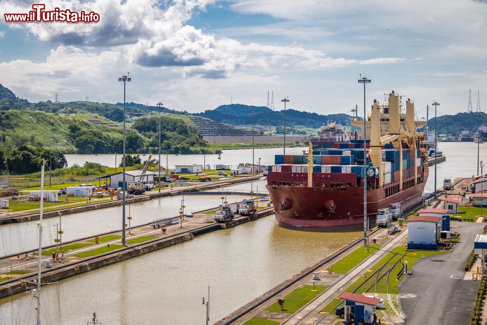 Immagine Una nave attraversa il canale di Panama alla chiusa Miraflores di Panama City, Panama, America Centrale.