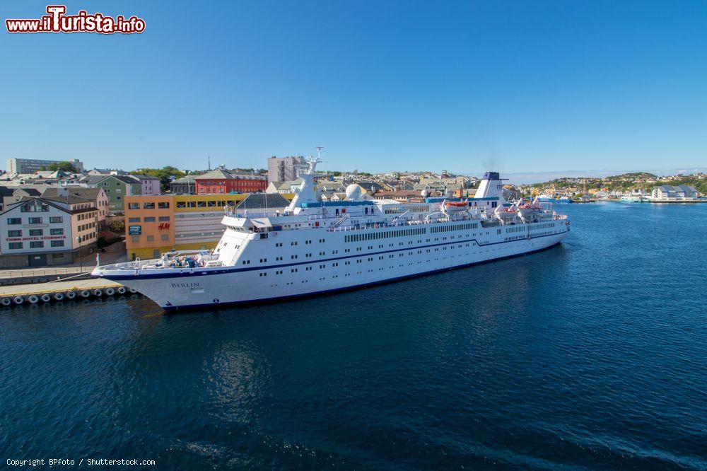 Immagine Una nave da crociera al porto di Kristiansund, Norvegia, in estate - © BPfoto / Shutterstock.com