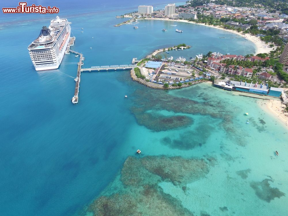 Immagine Una nave da crociera al porto di Ocho Rios, Giamaica. Originariamente un villaggio di pescatori, è diventato con il tempo una meta di villeggiatura che comprende un porto per crociere e una baia con spiaggia molto frequentata.