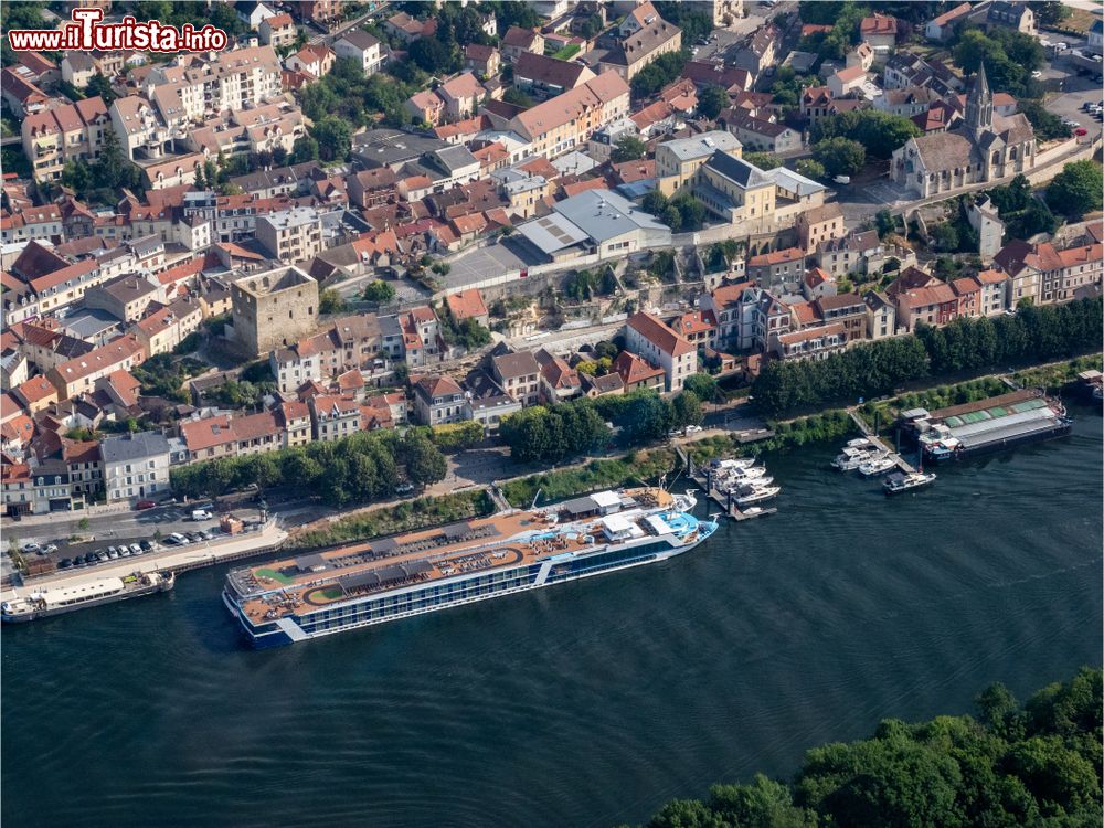Immagine Una nave da crociera al porto fluviale di Confalns-Sainte-Honorine, Francia, vista dall'alto.
