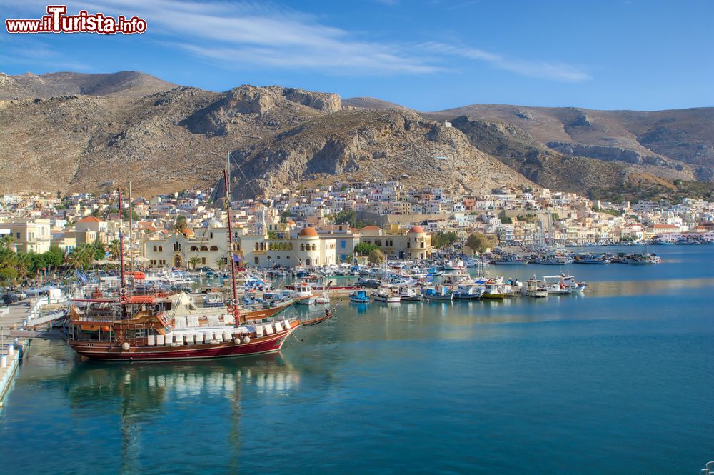 Immagine Una nave in legno ancorata al porto di Pothia, isola di Kalymnos (Grecia).