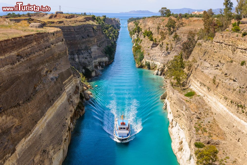 Immagine Una nave in transito nel canale di Corinto, Grecia. E' caratterizzato da un percorso rettilineo quasi completamente racchiuso da alte pareti rocciose a picco.