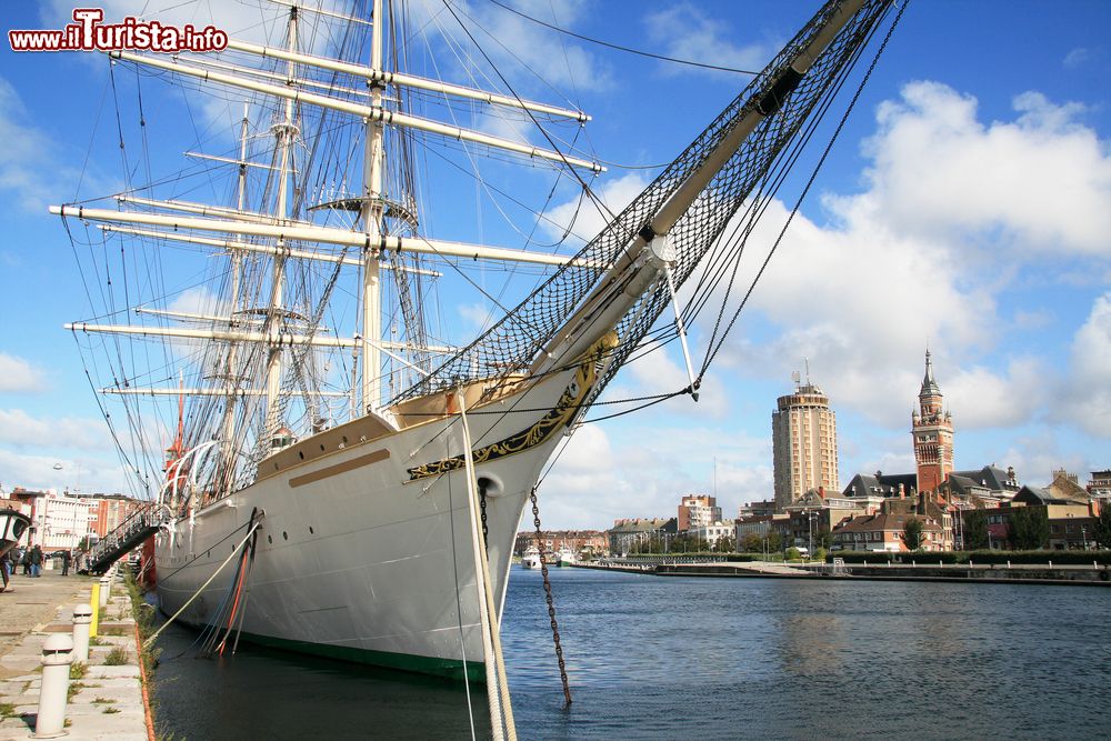 Immagine Una nave ormeggiata nel porto di Dunkerque, città di 95.000 abitanti sulla costa settentrionale francese.