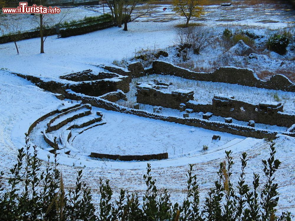 Immagine Una nevicata sul sito archeologico del Teatro Ellenistico Romano di Sarno in Campania - © GianfrancoVitolo, CC BY-SA 4.0, Wikipedia