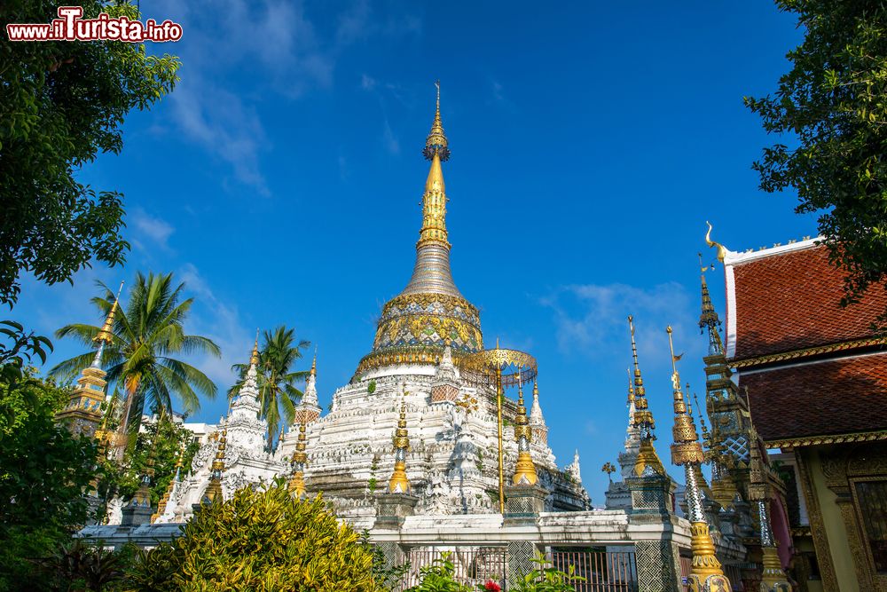 Immagine Una pagoda con dettagli dorati al Wat Saen Fang Temple di Chiang Mai, Thailandia.