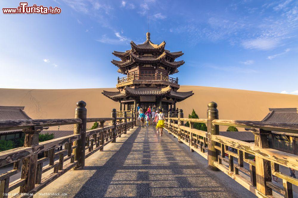 Immagine Una pagoda presso l'oasi del Crescent Lake di Dunhuang,in Cina - © RPBaiao / Shutterstock.com