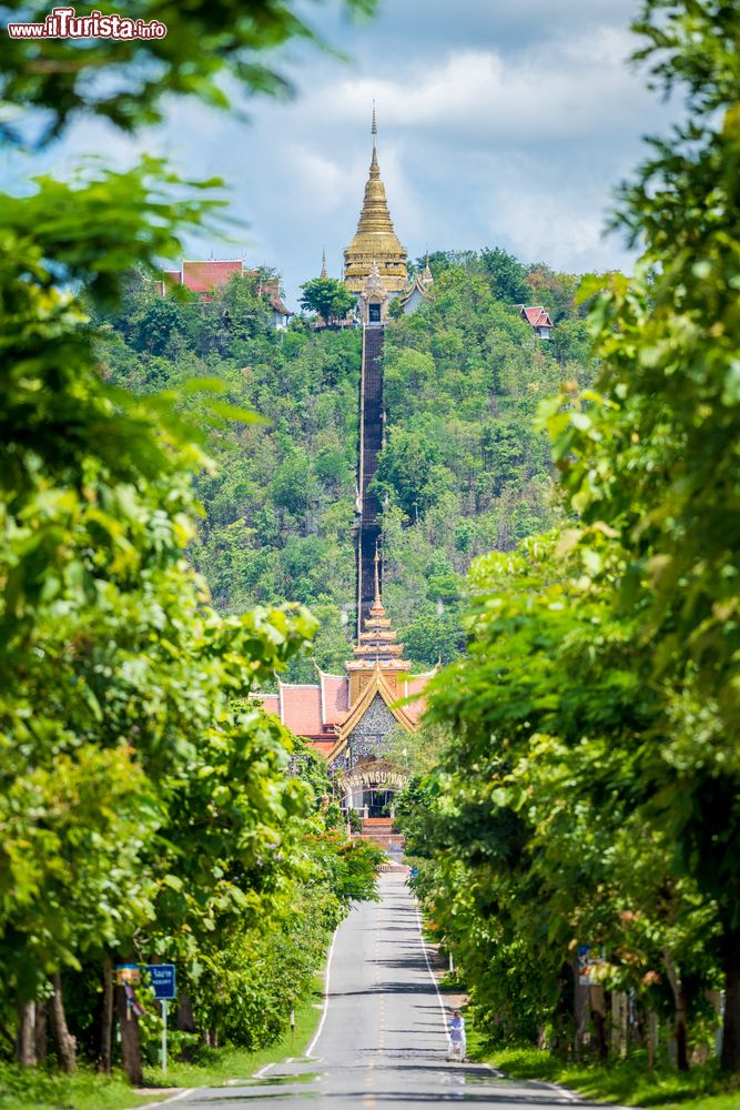 Immagine Una pagoda sulle montagne di Wat Phra Phutthabt Tak Pha a Lamphun, Thailandia. La leggenda vuole che Buddha abbia riposato in questo luogo sacro del distretto di Lamphun.